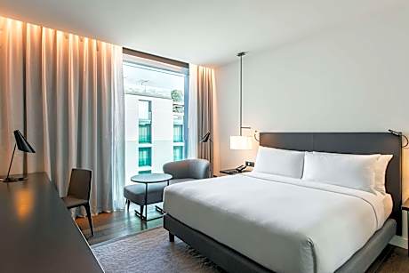 Deluxe King Room with Courtyard View