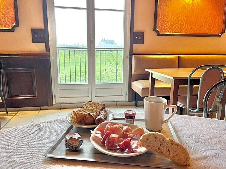 Logis Hotel Sully le Chateau