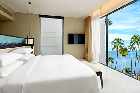 One-Bedroom Executive Suite with Ocean View - Club Access