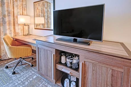  1 KING STUDIO SUITE W/SOFABED MIC/FRIDGE NS - SOFABED/42IN HDTV/FREE WI-FI/ - WORK AREA/HOT BREAKFAST INCLUDED -