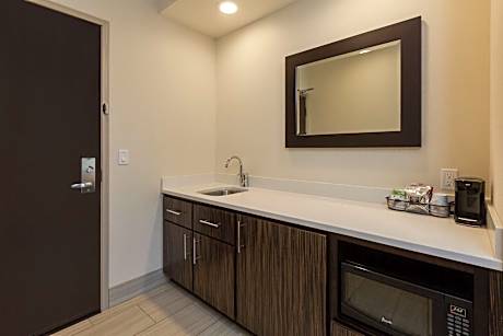 1 King Microwv/Fridge/Wet Bar Studio Suite Ns