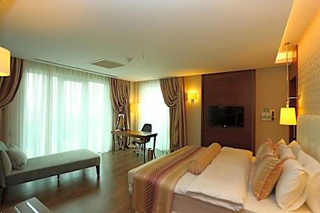 1 Bedroom Suite Jetted Tub Smoking