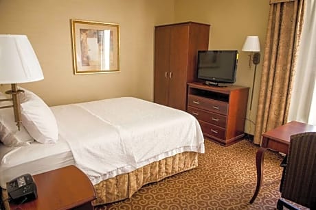 1 Queen Bed Select Room