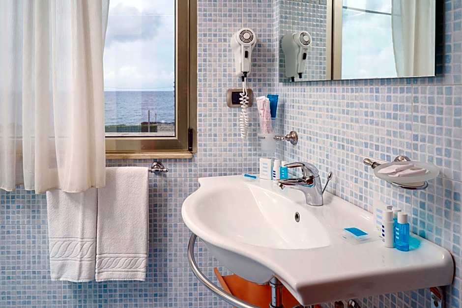 Piccadilly Rooms Restaurant and Beach