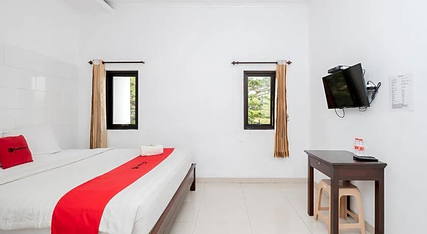 RedDoorz near Jawa Timur Park 3