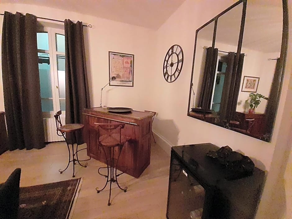 Centre ville, chambre indépendante 20m2 et sa salle de bain privée