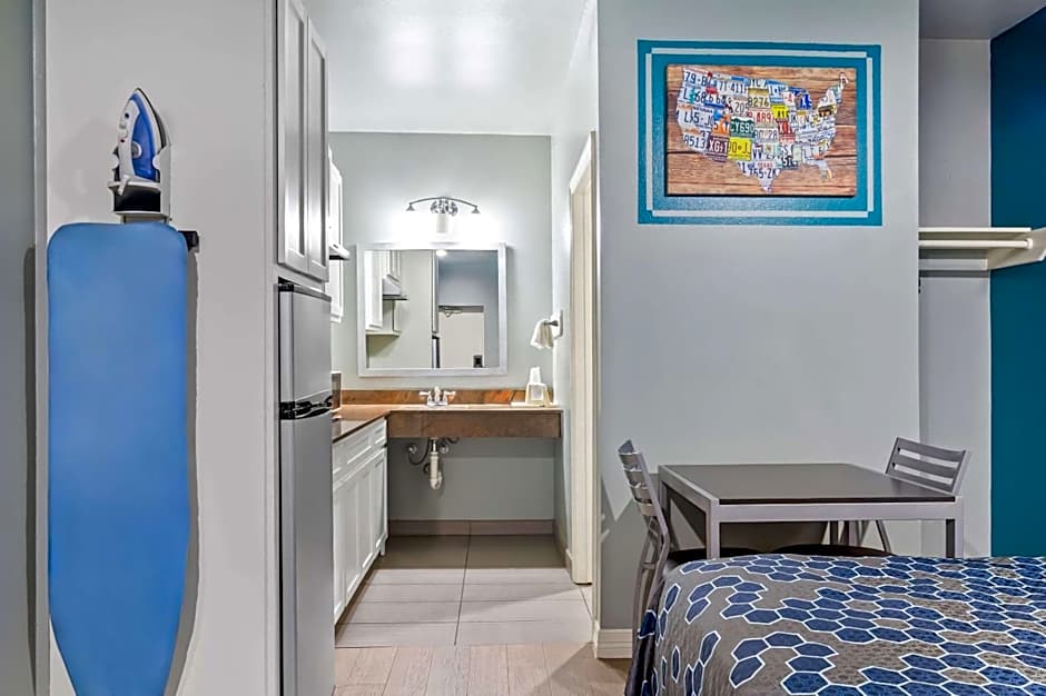 Econo Lodge Inn & Suites