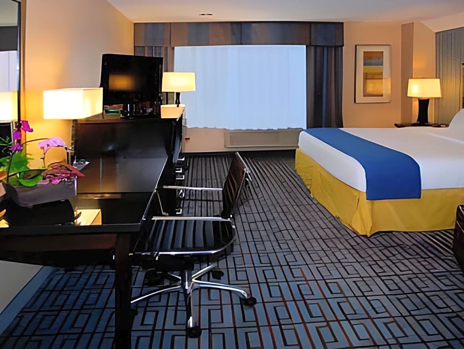 Holiday Inn Express & Suites Los Angeles Downtown West By IHG