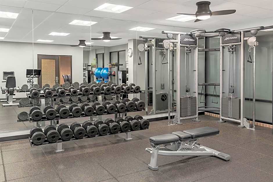 DoubleTree by Hilton McLean Tysons