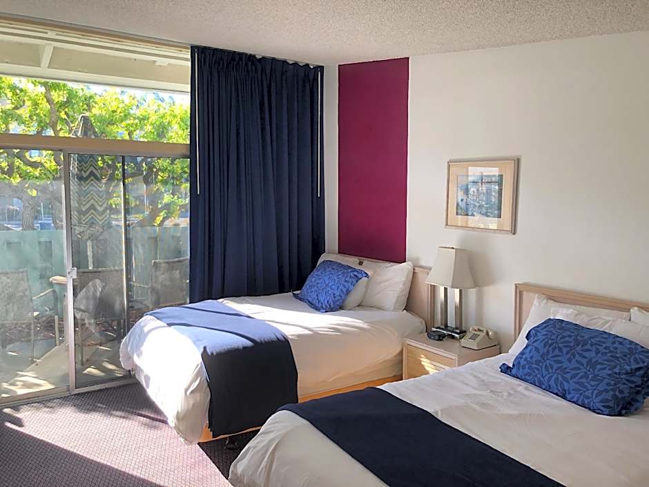 Foghorn Harbor Inn
