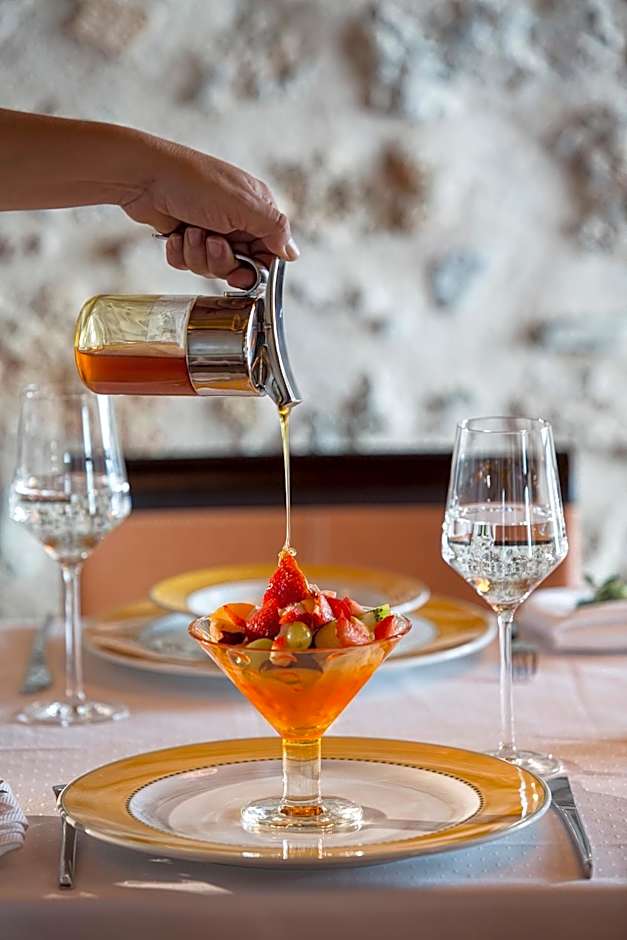 Moni Emvasis Luxury Suites