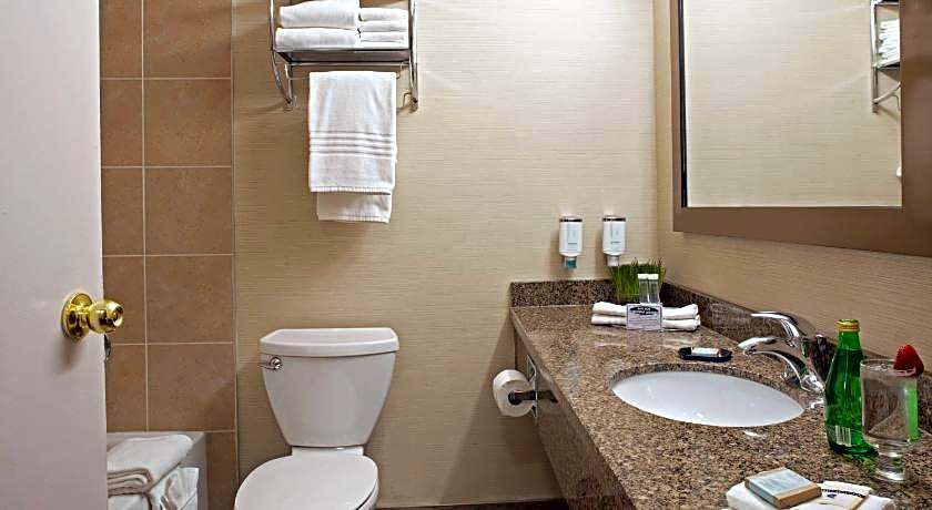 Travelodge by Wyndham Oshawa Whitby