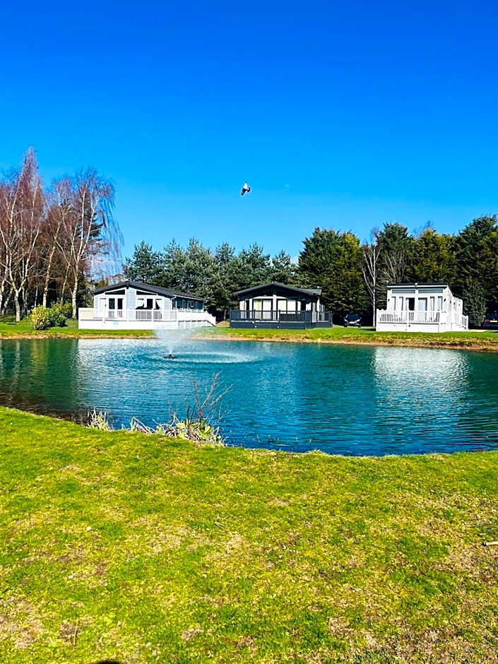 Sutton Lodge with Hot Tub