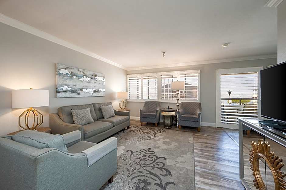 456 Embarcadero Inn & Suites