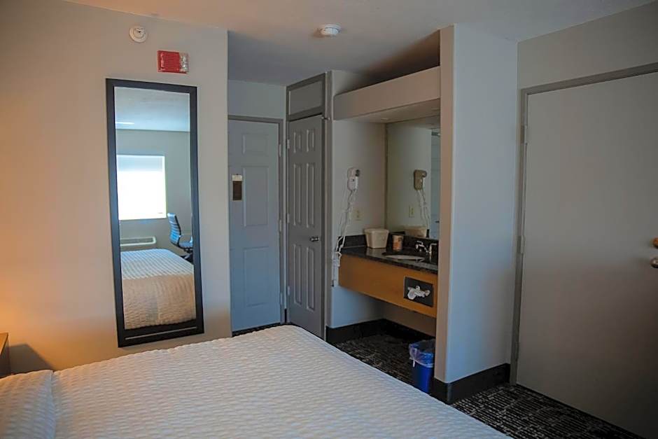Clarion Pointe Indianapolis Airport