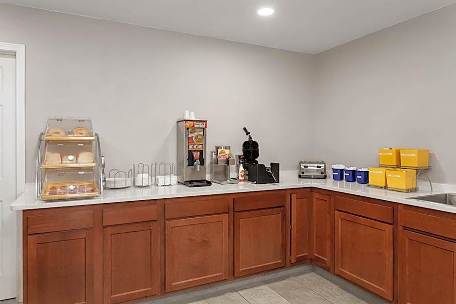 Days Inn & Suites by Wyndham Kaukauna WI