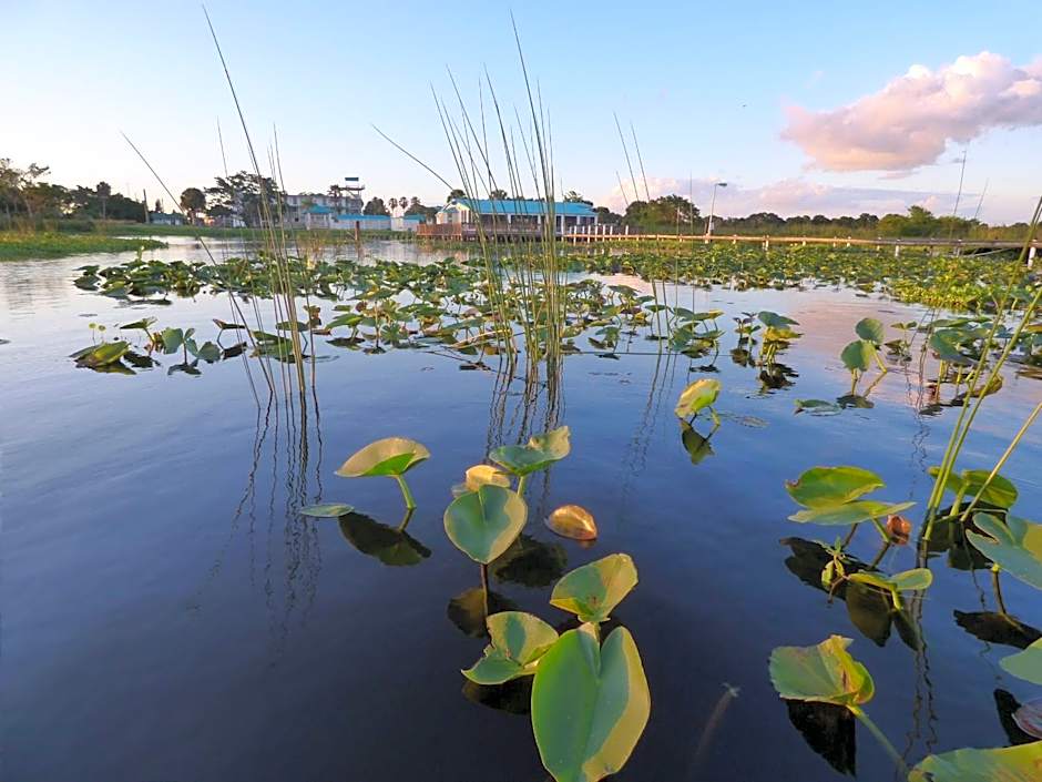 Days Inn & Suites by Wyndham Lake Okeechobee