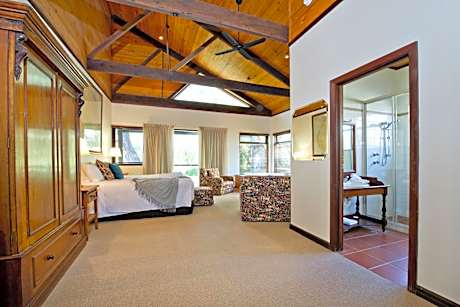 Deluxe King Lodge Room with a Spa Bath & Veranda