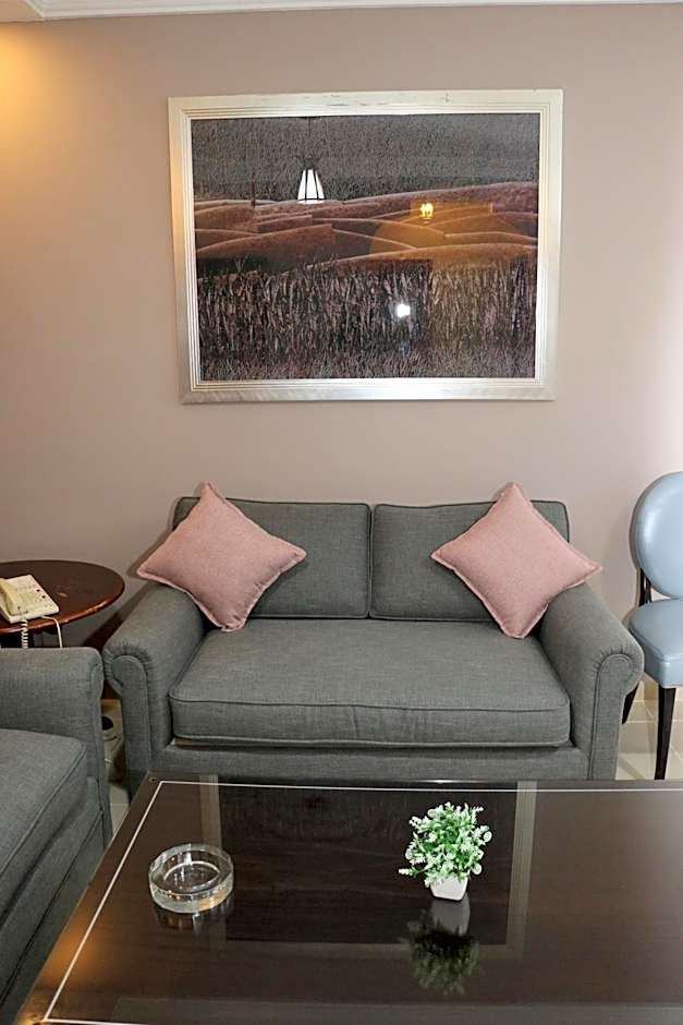 Over Mountains Hotel