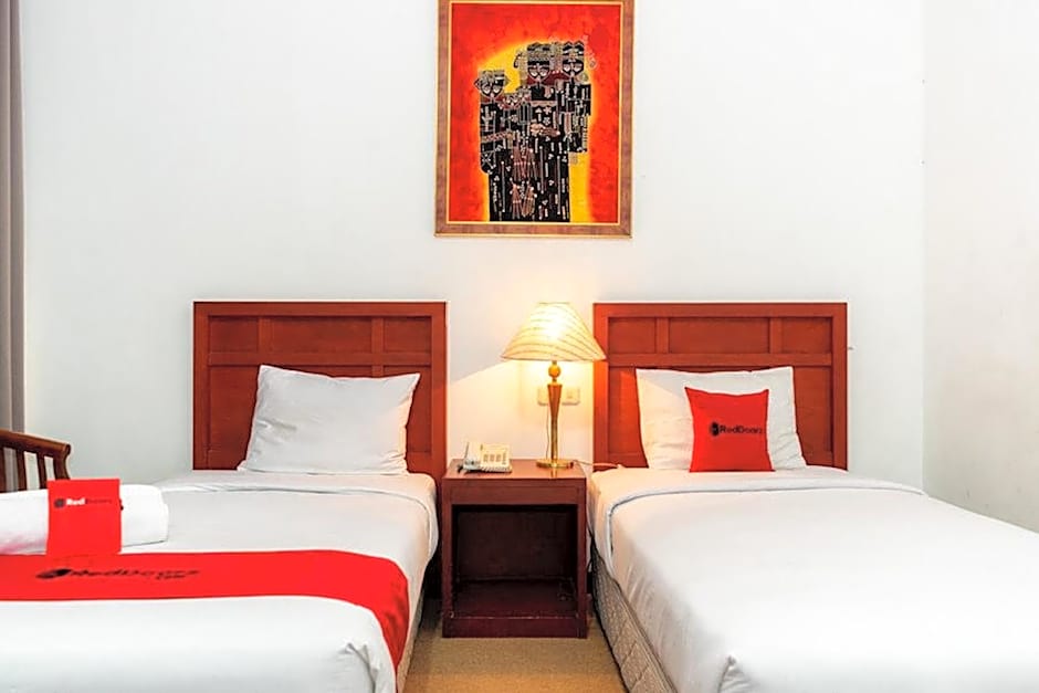 RedDoorz Plus Syariah near Java Supermall Semarang 2