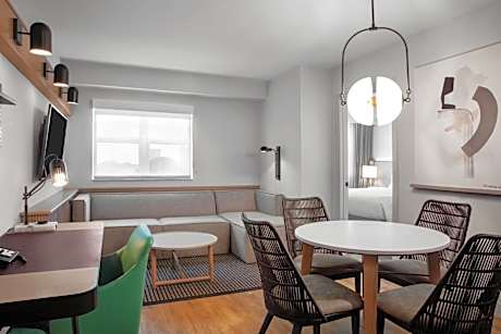 One-Bedroom Queen Suite with Sofa Bed and Adapted Tub - Mobility and Hearing Accessible