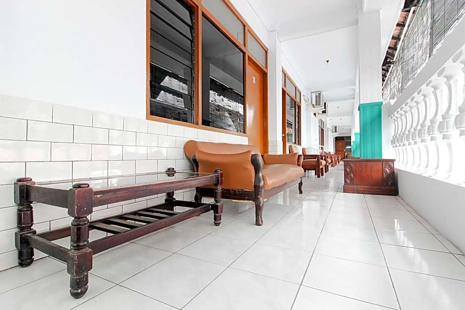 RedDoorz Plus near Alun Alun Selatan