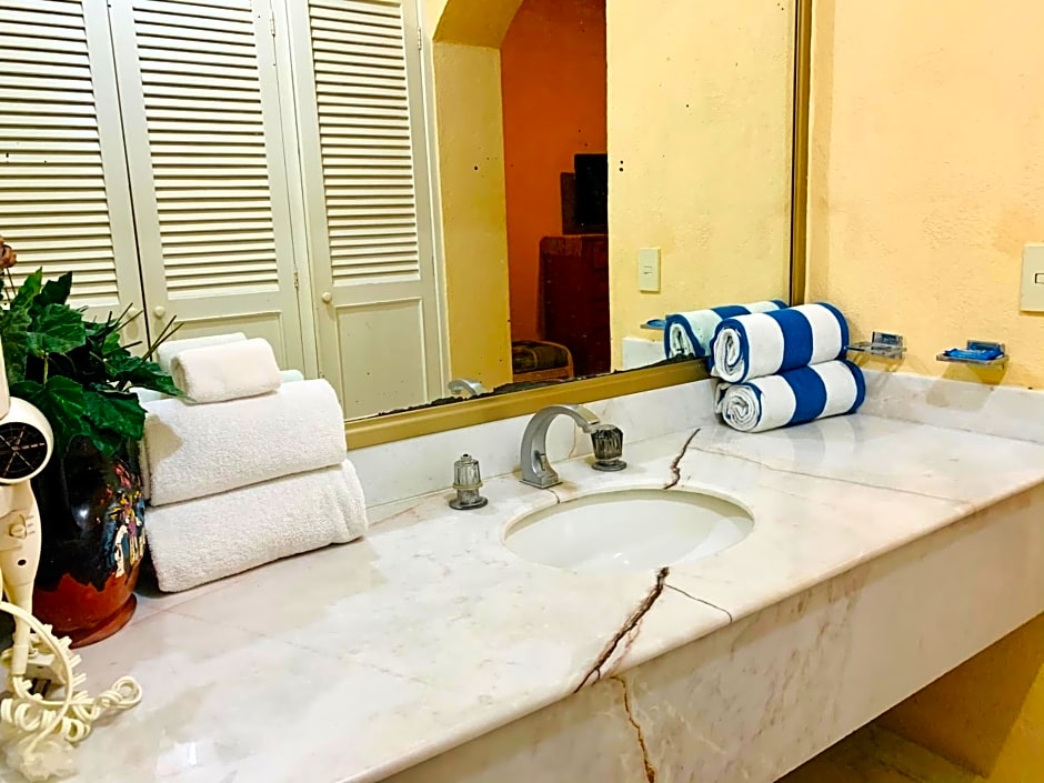 HAB PTa B ÁREA DE VILLAS DENTRO DEL HOTEL Junto al Krystal EN IXTAPA WIFI 2A 1M Con playa