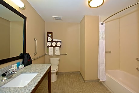  2 QUEENS MOBILITY ACCESS W/TUB NONSMOKING - MICROWV/FRIDGE/HDTV/WORK AREA - FREE WI-FI/HOT BREAKFAST INCLUDED -