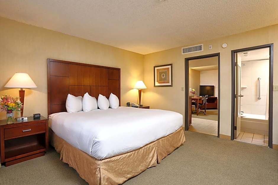 DoubleTree By Hilton Suites Tucson Airport
