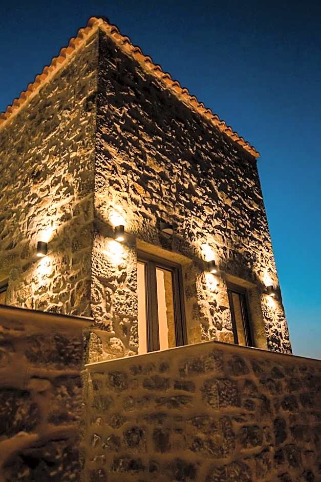 Mani Luxury Suites and Studios in Gytheio with Private Pools