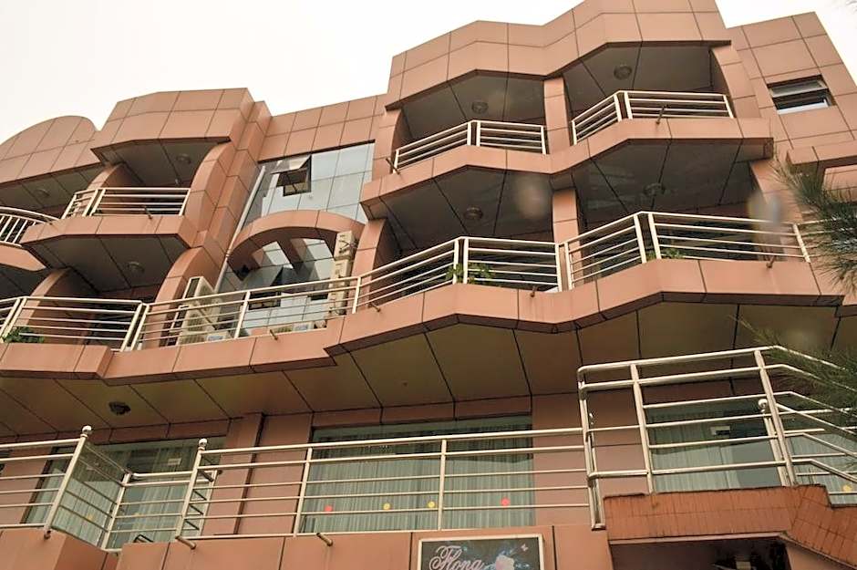 Super Paradise Hotel