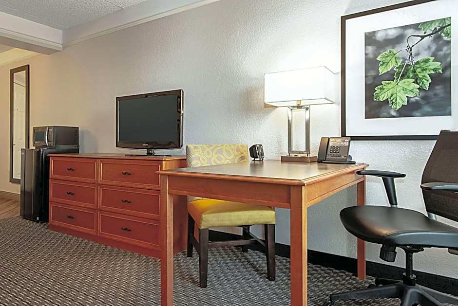 La Quinta Inn & Suites by Wyndham Ontario Airport