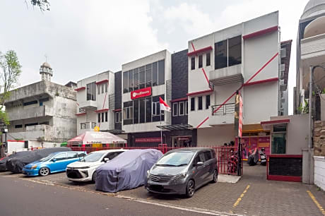 RedDoorz Plus near Plaza Blok M