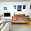 Martin City Stay - Elegant Apartment with Private Parking