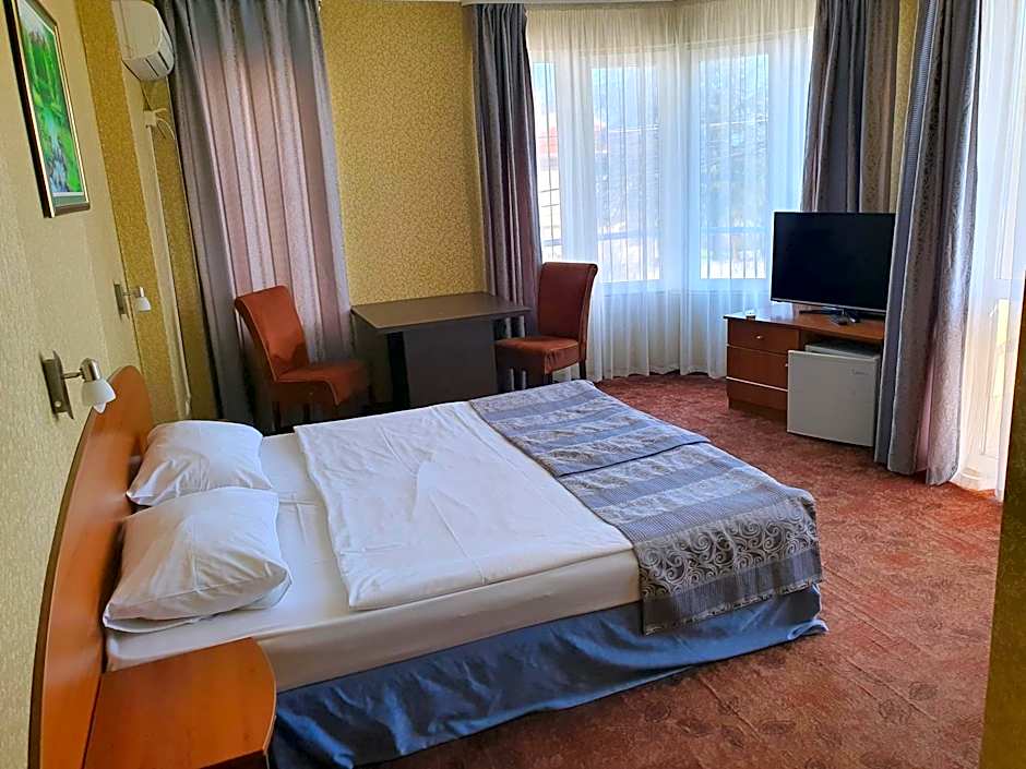 Family Hotel Lazuren Briag