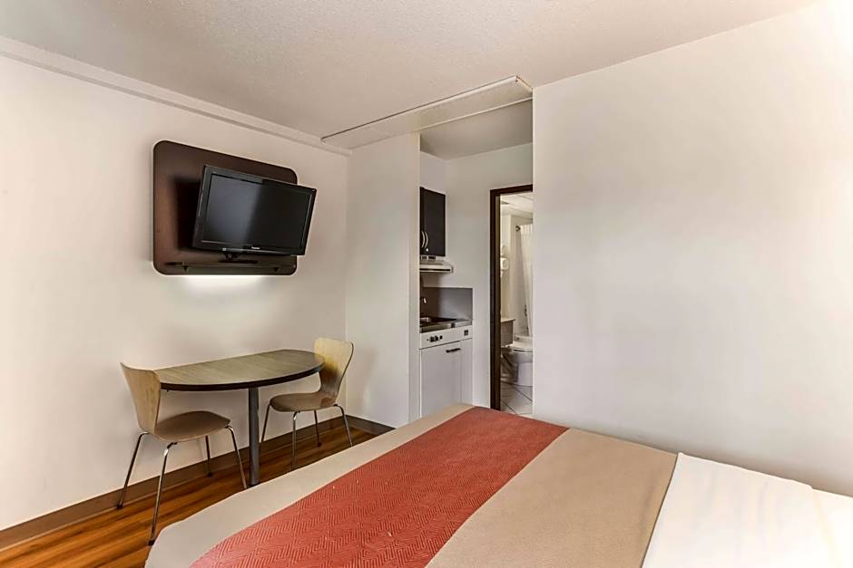 Motel 6-Lethbridge, AB