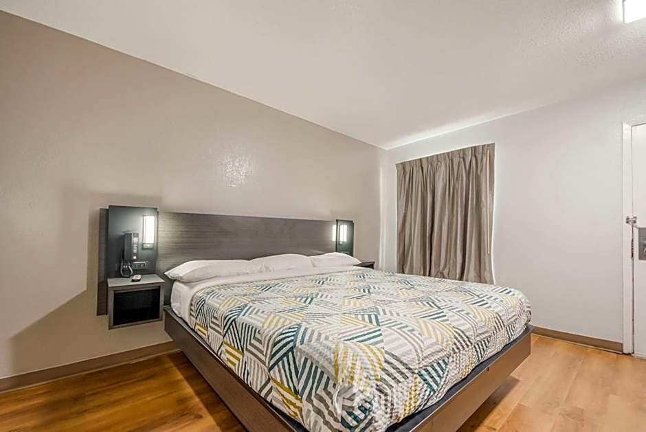 Motel 6-Laredo, TX - North I-35