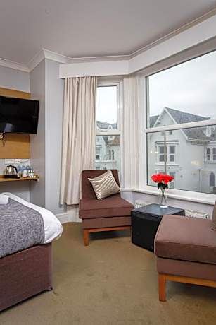 Large Deluxe Interconnecting Family Room with Sea View