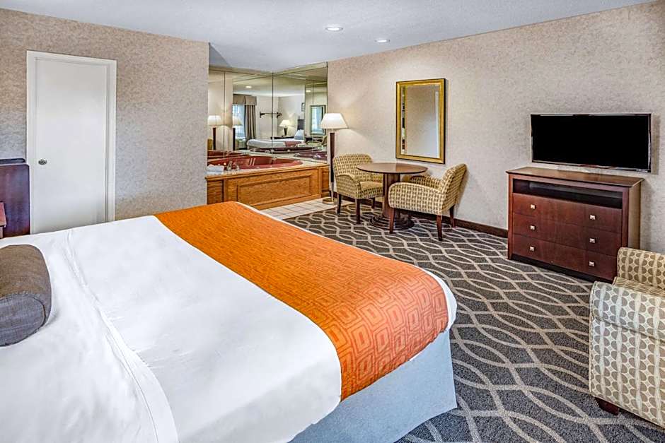 Howard Johnson by Wyndham Lenox