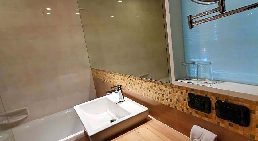 Amora NeoLuxe Suites Hotel