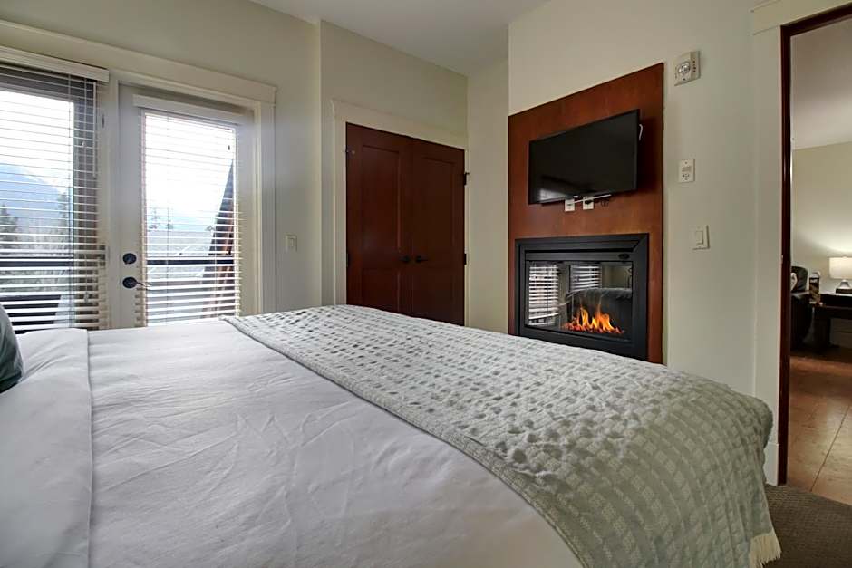 Marvellous Mountain Condo- Pets - Pool & Hot Tub managed by Little Sister Getaways