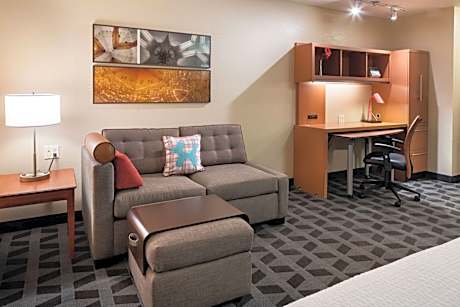 Mobility/Hearing Accessible Studio Suite Queen Shower