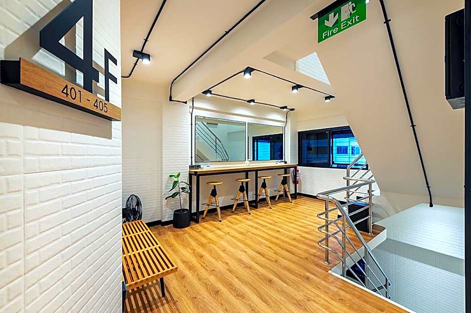 Siam Subway Hostel and Cafe