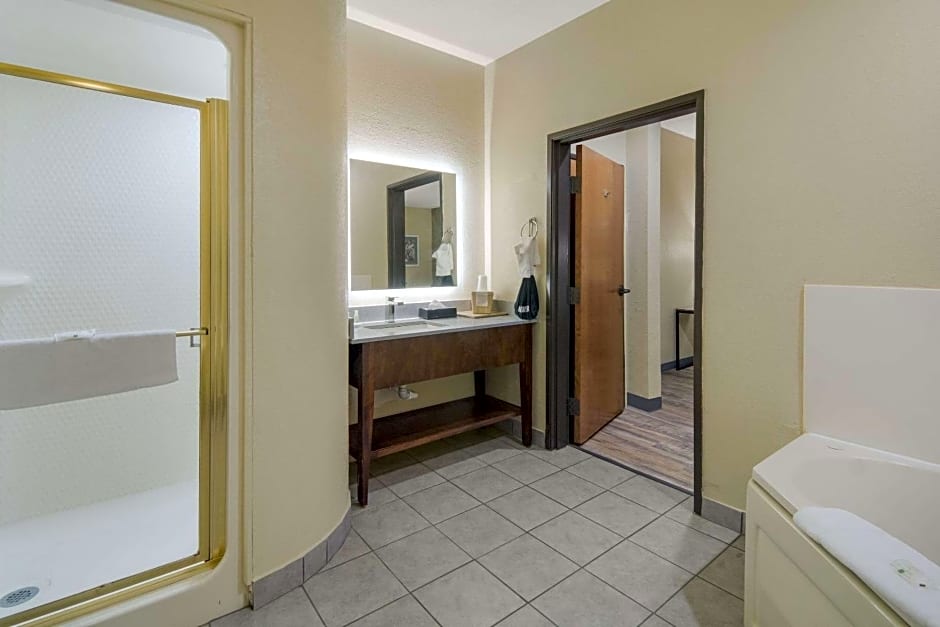 Quality Inn & Suites Roanoke - Fort Worth North