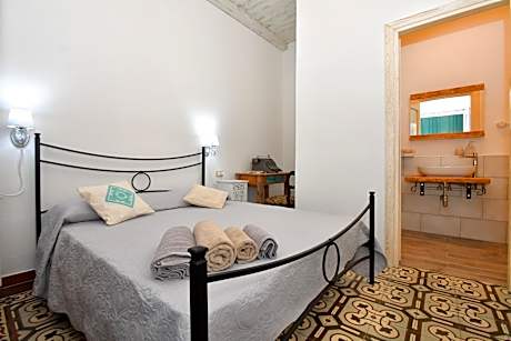 Double Room without windows and with private bathroom