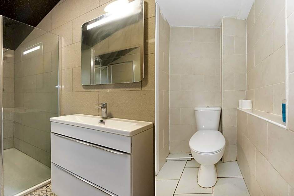 OYO Old Oak Tree Inn