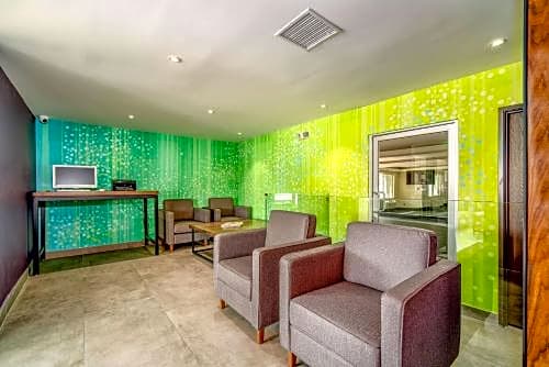 818 Hotel + Pool, Ascend Hotel Collection – Woodland Hills, CA