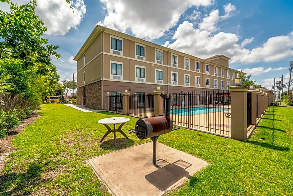 Restwell Inn & Suites I-45 North