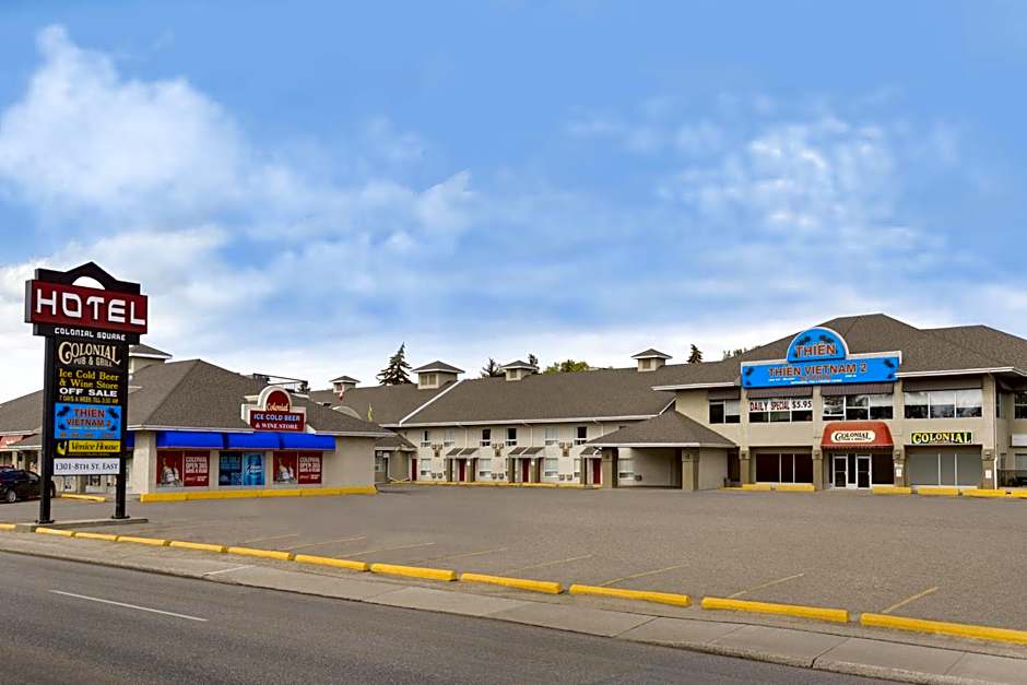 Colonial Square Inn & Suites