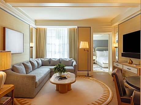 Grand Deluxe Accessible Suite
